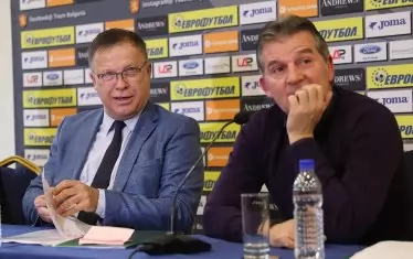 Акцията на МВР не попречи на провеждането на пресконференция на ръководството на БФС. На нея изпълнителният директор Борислав Попов (вляво) обяви изрядността на съюза, а членът на Изпълкома Емил Костадинов не скри, че е дълбоко обиден от обвиненията.