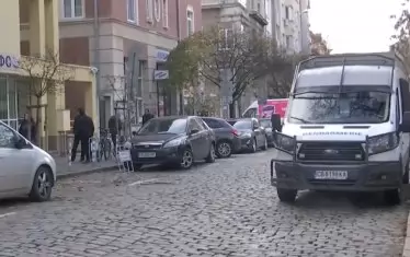 Паралелно вървеше акция и в сградата на футболния съюз на ул. "Цар Иван Асен II", пред която също бе паркирана полицейска кола.