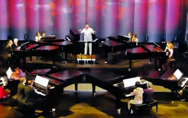 16 пианисти свирят на 8 рояла в 4 български града