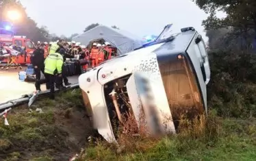 Туристически автобус излезе от пътя и се преобърна в Германия