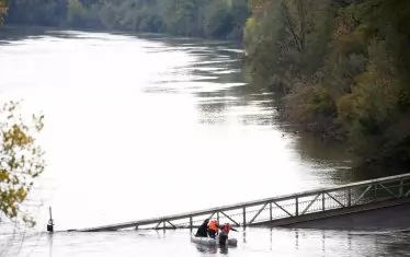 Мост рухна във Франция и уби момиче