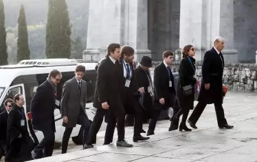 Наследниците на Франко пристигат за церемонията по препогребването на диктатора в обикновен гроб. 