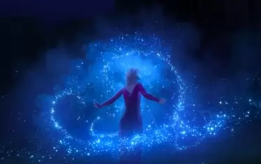 С дарбата си Елза продължава да създава приказни кристални решетки. 