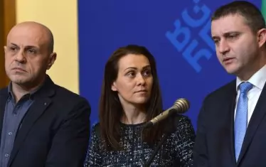  Сценарият, в който "Инерком" на Гинка Върбакова замества ЧЕЗ в България, се спихна - най-вече защото обществото не повярва, че това е истинският купувач. 