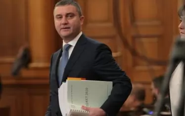 Финансовият министър следва утвърдилата се практика да не представя доклад, с който да разяснява записаното в най-важния закон на държавата - за годишния бюджет. Вместо това МФ предлага тригодишна бюджетна прогноза. Липсата на доклада затруднява разбирането на бюджетните политики и подходи.