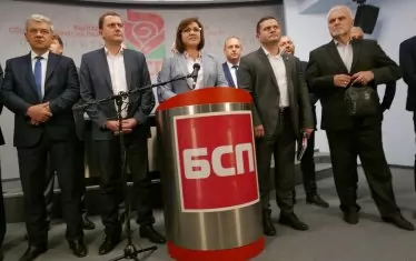  Отляво - Перник, отдясно - Русе. По средата - една жена, която по никакъв начин не участваше в тези избори. 