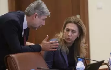Вицепремиерът Марияна Николова пише правила за киберетика