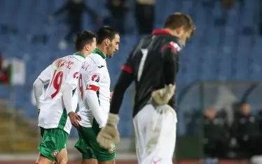 Може би най-тежкият момент на Ивелин Попов от 90-те му мача за държавния тим - току-що той е изпуснал дузпа срещу Малта, което доведе до скандал и временното му отстраняване от отбора.