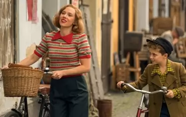 Скарлет Йохансон демонстрира неочакван комедиен талант.