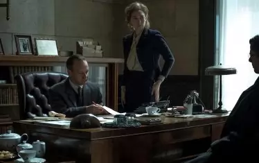 Питър Сарсгард и Ванеса Кърби правят силни роли като западните конформисти в Москва. 