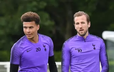 Спечелването на съблекалнята на своя страна ще бъде основна задача за Жозе Моуриньо в "Тотнъм". Още повече, че звездите на тима Деле Али (вляво) и Хари Кейн изразиха своето дълбоко уважение към Почетино.