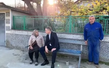 Следизборни сюжети във Варна: Иван Портних присяда до баба. Снимка: Фейсбук