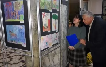  Дъщерята и синът на Емил Коралов - Емилия и Любомир, на изложбата.