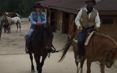  Във Фейсбук профила си лидерката на БСП публикува снимка как язди подарения й наскоро кон.