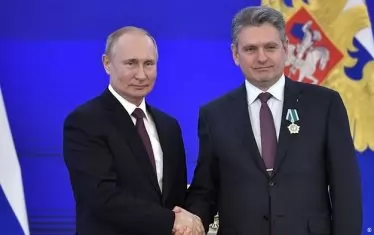 Докато го разследват за шпионаж в полза на руски организации, Николай Малинов се оказа в Кремъл, където бе награден лично от руския президент Владимир Путин.