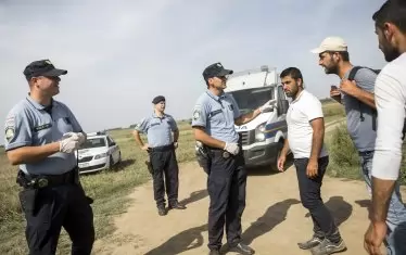 Много бежанци минават през Балканите, но много малко остават.