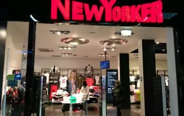 Дрехите от New Yorker директно идват в представите изпод ония бляскави прожектори. А „Нюйоркчанин“ звучи почти като „видинчанин“, все едно го произнася баба от село. Кой иска да има общо с такава изостаналост?! Никой. Както и никой не ще да пазарува от „универсален магазин“, а задължително от „мол“.