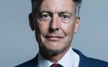 Бен Брадшоу, депутат от Лейбъристката партия

"Сега вече знаем една от причините, поради които Борис Джонсън крие официалния доклад за проникването на Кремъл в нашата демокрация - заради значителните и нарастващи връзки между руските пари и Консервативната партия." 