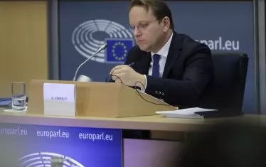 „Визията“ на Оливер Вархели за разширяването е за запазване на статуквото. Като добавим към това и че той ще отговаря и за политиката на съседство, повече от ясно е, че на тази Комисия ще й пука точно толкова за разширяването, колкото и на предишната.