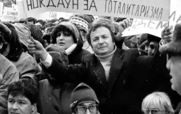 Декември 1989 г. Българската демокрация не изтъкна истински, безспорни фигури, от които нацията се нуждае, за да прекрачи напред. В някои случаи новите апостоли се оказаха вчерашните епископи.