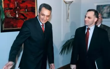 2001 г. Шефът на ФБР Луис Фрий поздравява премиера Иван Костов, че е изгонил руски дипломати. 18 години по-късно подобна операция докарва посещение на премиера при американския президент.