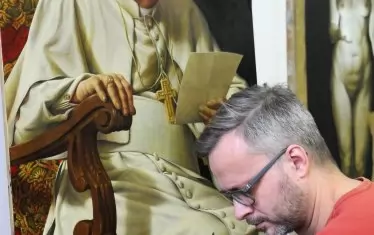  В една забележителна лекция от 2000 година кардинал Йозеф Ратцингер, преди още да стане папа Бенедикт XVI, изследва отстъплението на християнската цивилизация. В най-общи линии тезата му е, че в процеса на секуларизация на държавите постепенно се губи представа за истинската природа на властта. Когато властта няма божествена санкция, тя няма и морална основа, защото критериите за добро и зло са обективни и когато престанат да бъдат такива, губят стойност и смисъл.