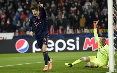 Полският ас на "Байерн" Роберт Левандовски се радва след един от четирите си гола в Белград, докато вратарят на "Цървена звезда" Милан Борян, бивш футболист на "Лудогорец", оспорва редовността на попадението.