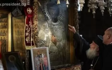Румен Радев влезе в Зографския манастир (СНИМКИ)