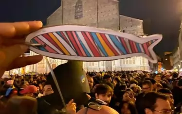  Участващите в митинги, организирани от "Сардините", носят хартиени риби. 