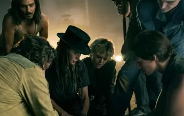 Ребека Фъргюсън (вляво) е чудесна като главния злодей Роуз Шапката.