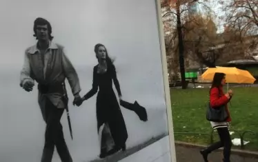 Неотдавна изложба представи "Непознатите портрети на Стефан Данаилов" в градинката пред Народния театър. 