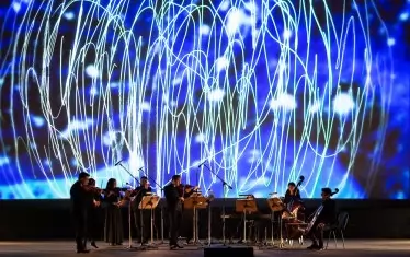 Сцена от киноконцерта под наслов "Нарисувай ми тъга".