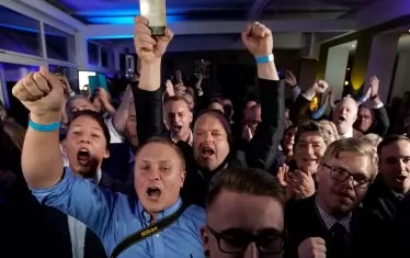  Поддръжници на Алтернатива за Германия ликуват в офис на партията в Ерфурт в нощта на местните избори в провинцията на  27 октомври.