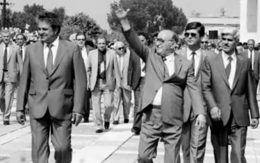 Тодор Живков през 1963:  Другари, погледнете художествените илюстрации на книгите и особено илюстрациите на детско-юношеските книги. Децата и юношите се рисуват като кретени. 