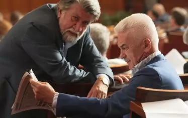 Въпреки че състоянието на БНТ не се подобрява, шефът на медийната комисия Вежди Рашидов вече заговори за увеличаване на мандата на Кошлуков от 3 на 5 г.