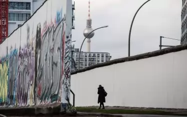 Сегмент от Берлинската стена с дължина 1316 м е запазен в Берлин. Еast Side Gallery е най-дългата галерия на открито в света. 