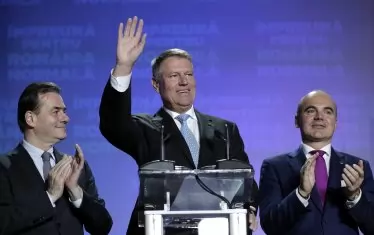  Действащият президент Клаус Йоханис (в центъра) спечели не само с гласовете на управляващата вече НЛП, чийто лидер бе преди години, но и с подкрепата на повечето избиратели, гласуващи срещу ПСД. До Йоханис са премиерът и лидер на НЛП Людовик Орбан (вляво) и евродепутатът от партията Рареш Богдан.