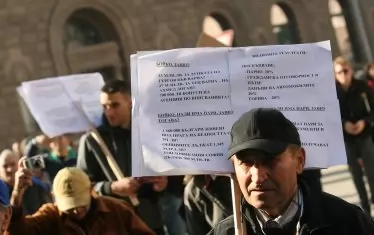  По данни на НСИ, ако не се вземат предвид помощите, плащани от държавата, делът на хората, заплашени от бедност, е 43%. Този проблем не се коментира от управляващите.