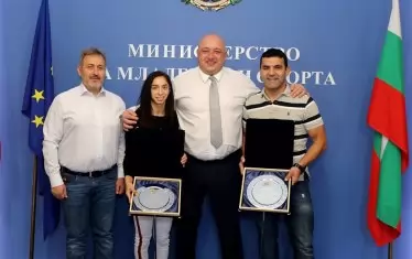 Красен Кралев често награждава с плакети за всякакви постижения - в случая боркинята Миглена Селишка и треньора Петър Касабов заради бронза на световните плажни игри в Доха през октомври. Но не се е чуло да критикува борбата, че на истинския световен шампионат - месец по рано в Казахстан, спечели едва една олимпийска квота.