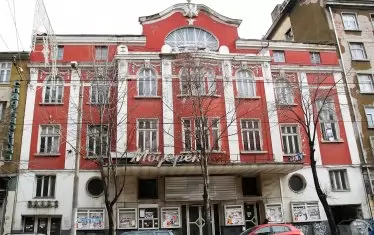 Бившето кино "Модерен театър" (по соца "Цанко Церковски") - едно от най-старите и най-красивите в Източна Европа, вече второ десетилетие се руши. 