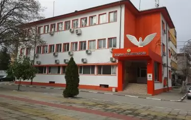  Общината в Стамболийски се намира в центъра и е една от малкото сгради, в които постоянно влизат и излизат хора. 