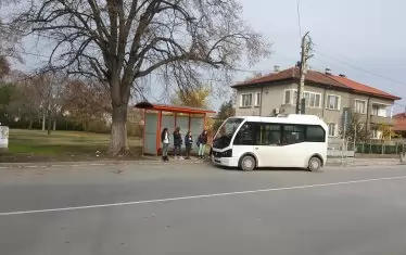  Втората общинска линия води на училище и прибира децата от околните села.   