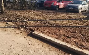 На места бордюри изобщо липсват. 