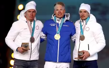 Екипите на руските олимпийци в Пьонгчанг`18 - в случая на ски бегачите Александър Болшунов (вляво) и Андрей Ларков (вдясно), бяха изцяло бели без никакви държавни символи по тях.