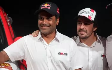  Фернандо Алонсо (вдясно) ще направи дебюта си в рали "Дакар", а съотборникът му в "Тойота" Насер ал Атия ще се опита да защити титлата си от 2019 г.