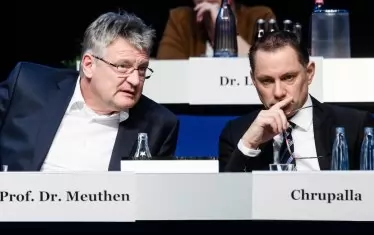  "Алтернатива за Германия" става все по-популярна в бившите комунистически провинции заради недоволството на местните хора по икономически причини от левите и традиционните партии. На снимката - вдясно новоизбраният лидер на АфД Тино Крупала. Вляво е съпредседателят Йорг Мойтен.   