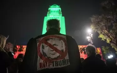  Тръмп употребява влиянието си, за да се разследват далаверите на Байдън баща и син, но обществото не се интересува от тези далавери, не иска да се извади истината за тях, а иска да накаже онзи, който иска. 
Кажете: това нормално ли е или ненормално?