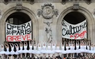 На протестните плакати пише: "Парижката опера стачкува" и "Културата е в опасност"