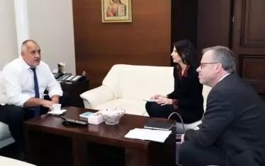 Бойко Борисов с генералния секретар на "Репортери без граници" Кристоф Делоар и ръководителката на офиса за Балканите Полин Адес-Мевел.