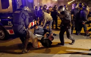 Полицаи арестуват прокаталунски настроен привърженик.